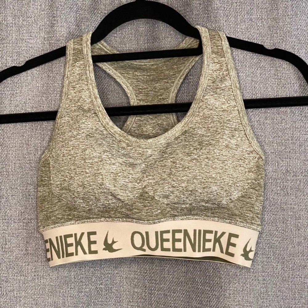QUEENIEKE Sports Bra